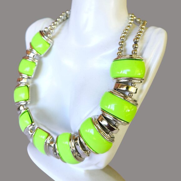 Chunky Neon Green Beaded Silvertone Statement Necklace Lobster Clasp Closure - Picture 4 of 5